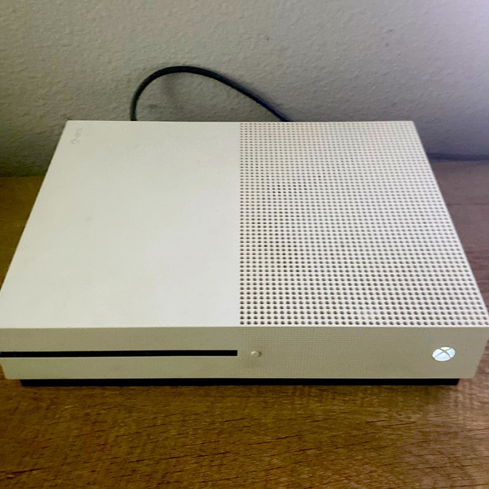 Xbox One S 500 GB (Used) - (No controller Included)